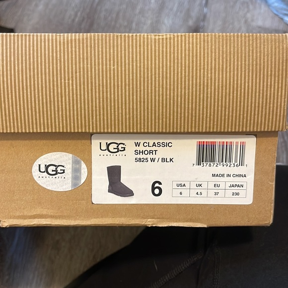 Used black short classic uggs worn a few times - Picture 3 of 3